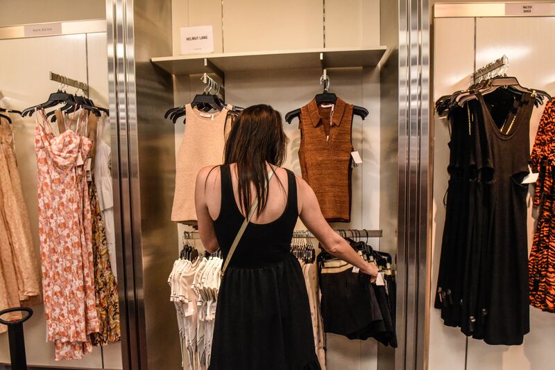 US Shoppers Favor Off-Price and Luxury Retailers Over Apparel Chains