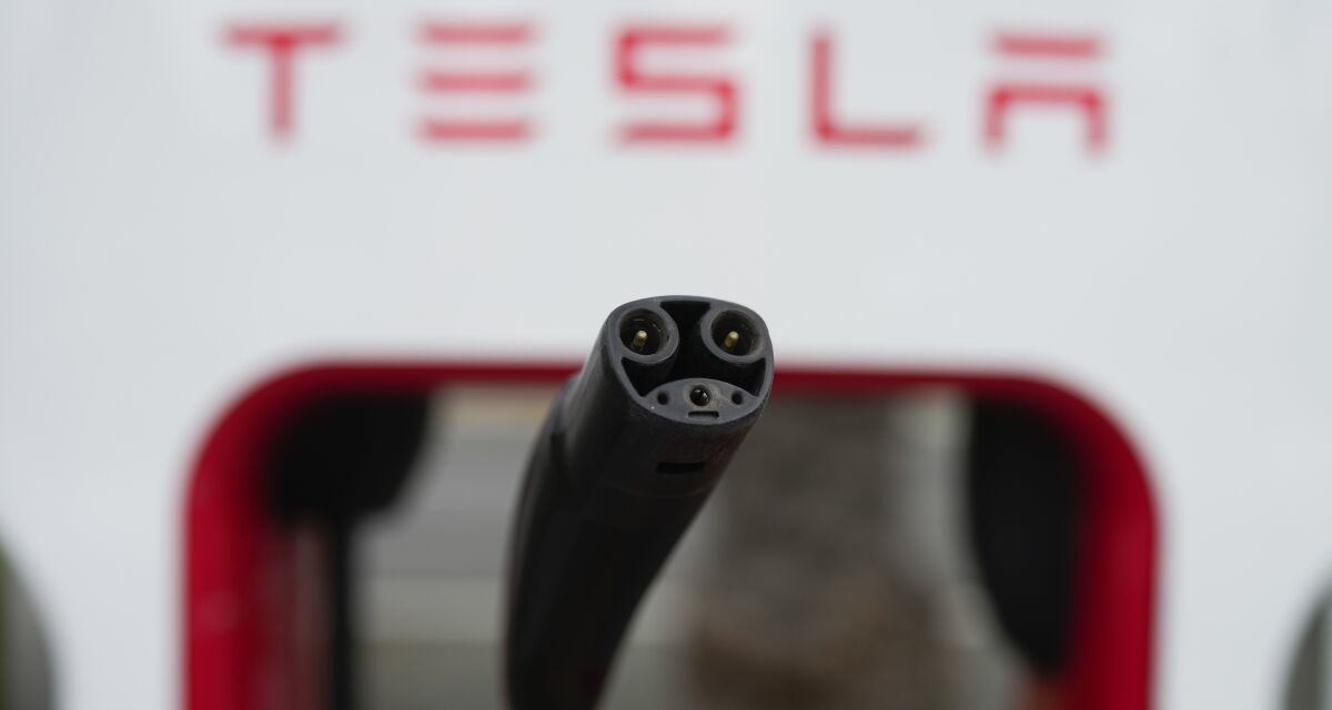 Second-largest US electric vehicle fast-charging network to add Tesla connectors