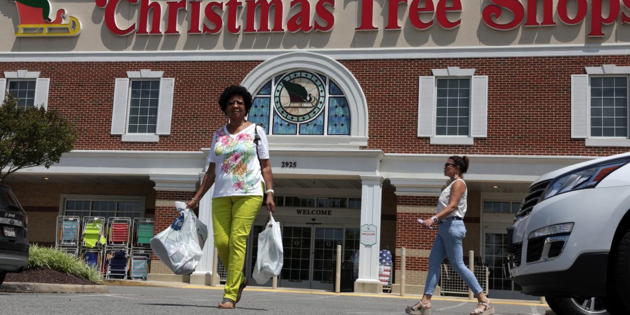 Retail hiring slows ahead of holiday shopping season