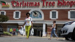 Retail hiring slows ahead of holiday shopping season