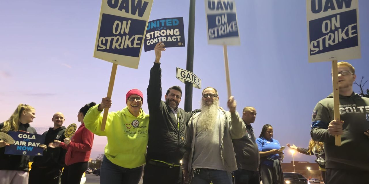 Ford exec says “take it or leave it” as autoworkers press for all-out strike