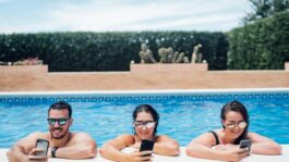 Friends_during_pool_party_using_smartphones1-1024×683-1.jpeg