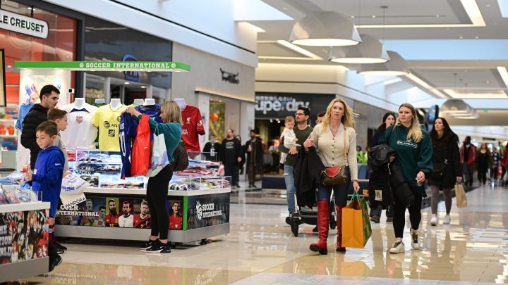 Retail group predicts record holiday spending
