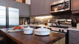 1-2024-kitchen-trends-hgtv-canada-shaker-rich-colour-mied-wood.jpeg