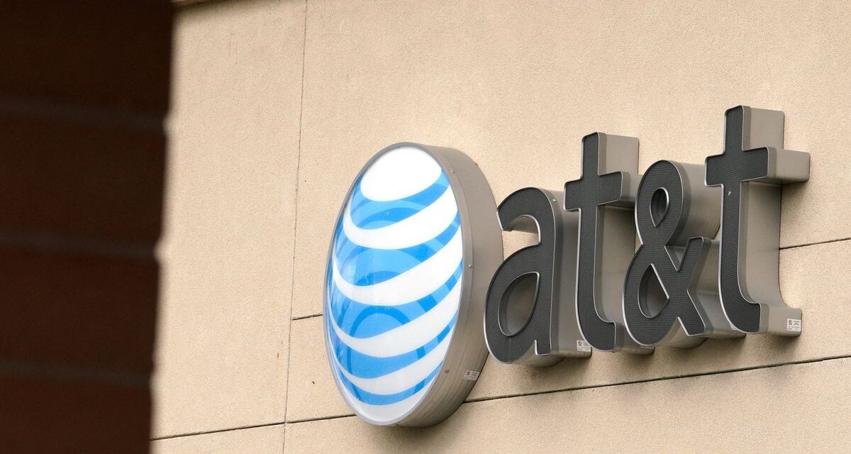 AT&T bets on new technology to build US telecom network