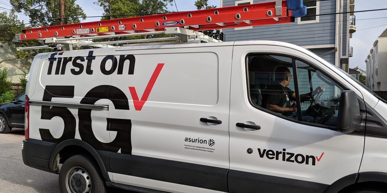 Sign up for Verizon 5G Home Internet and get a free Xbox Series S and a $200 Amazon gift card