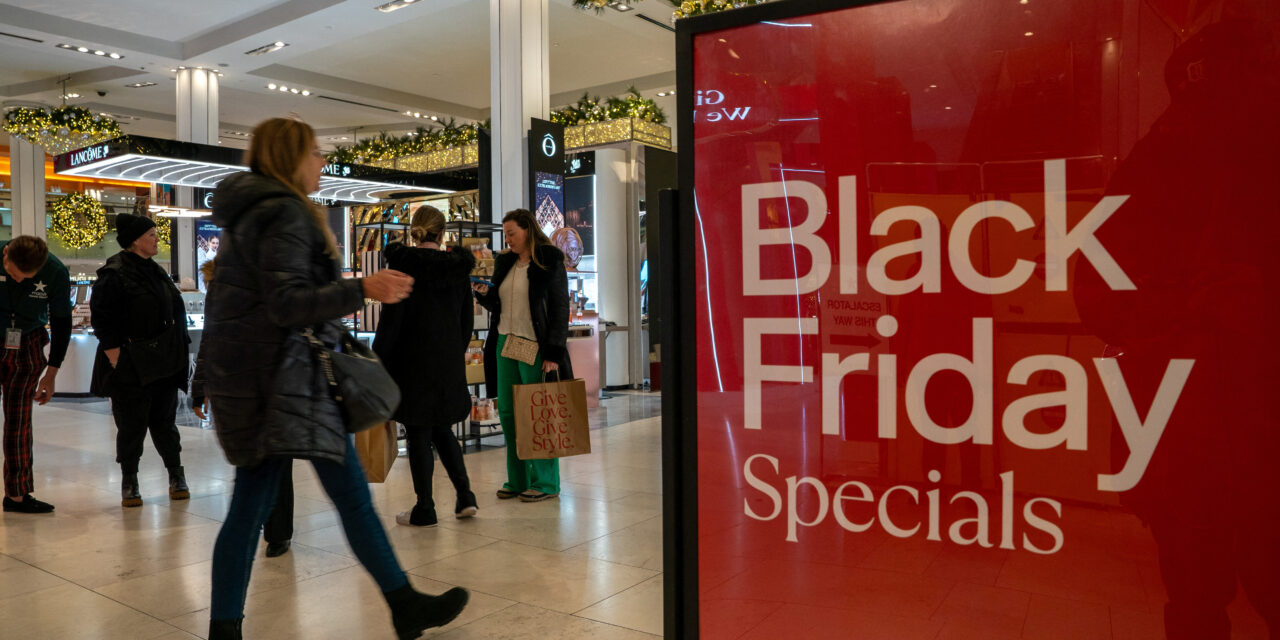 Holiday spending seen weakest in 5 years as shoppers focus on discounts