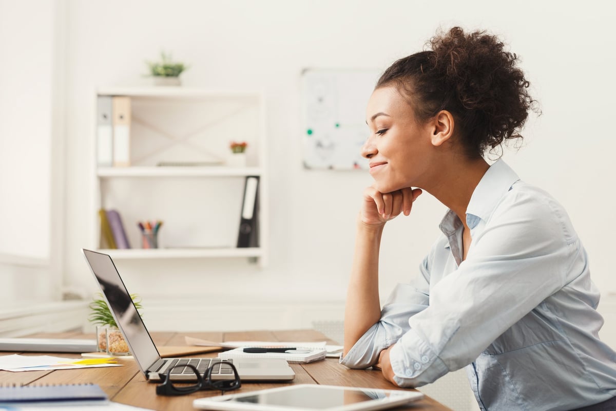 Woman_smiling_at_office_desk_TGyhOjd.jpeg