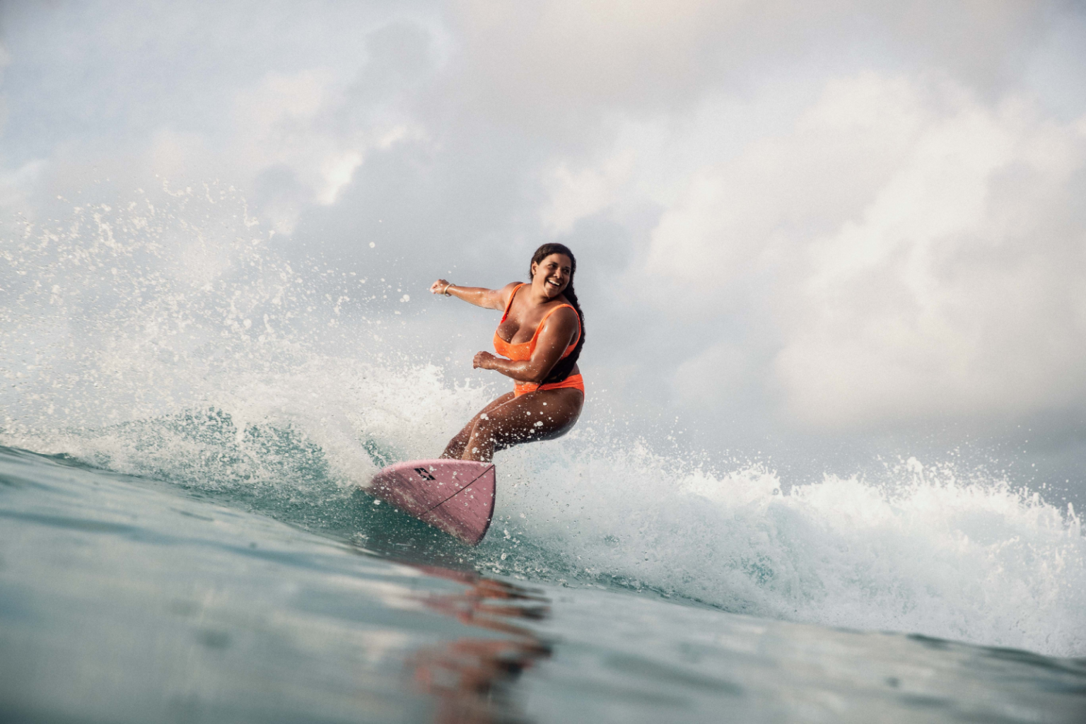 billabong-plus-size-surfing-1536×1024-1.png