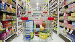 shopping-cart-in-grocery-store-aisle-135205217-db31bffd676c4cc394db21ef433f9c26.jpeg