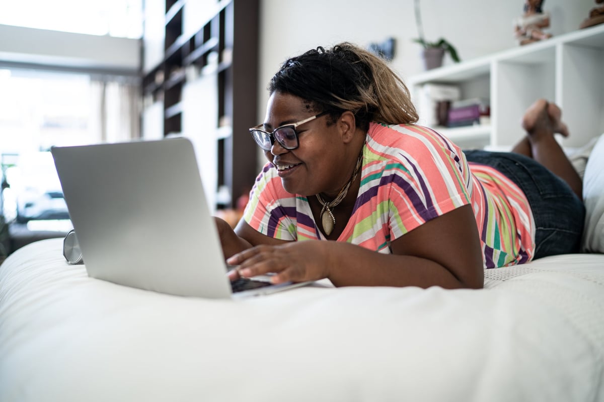 person_on_bed_with_laptop_3H97pu8.jpeg