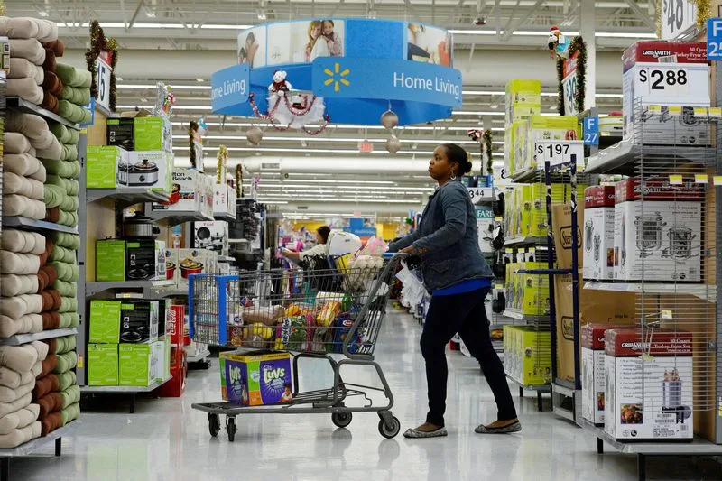 Analysis-Walmart’s strong forecast signals a resilient consumer