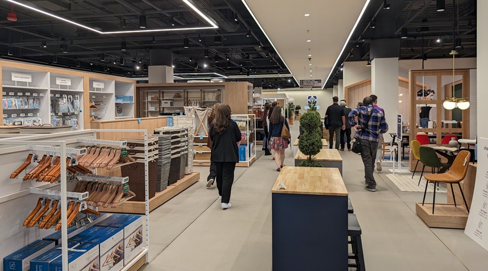 A big-box with residential touches: Wayfair shows off new Chicago store