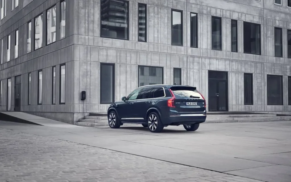 Volvo dealers: Have to sell plug-in hybrids or “we will die”