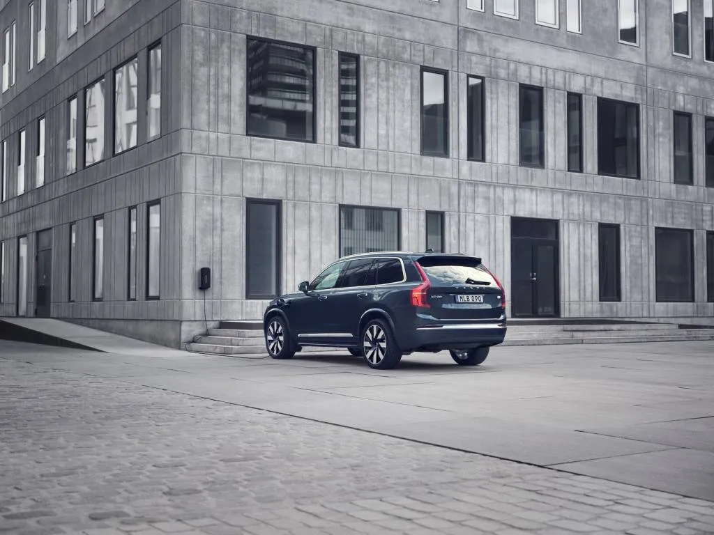 2025-volvo-xc90_100932415_l.webp