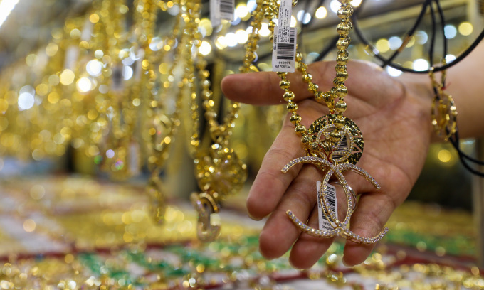 Gold ring price rises slightly