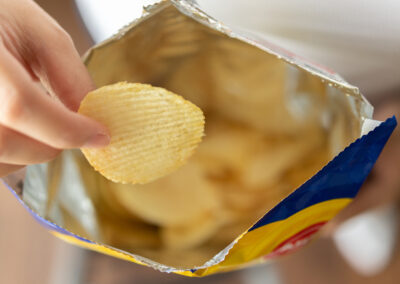 hand-hold-potato-chips-snack-61598070-400×284-1.jpeg