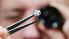 diamond-inspect-jeweler-Depositphotos_154404420_XL-c-2048×1080-1.jpeg