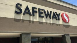 The_front_of_a_Safeway_store_with_a_Safeway_sign.jpeg