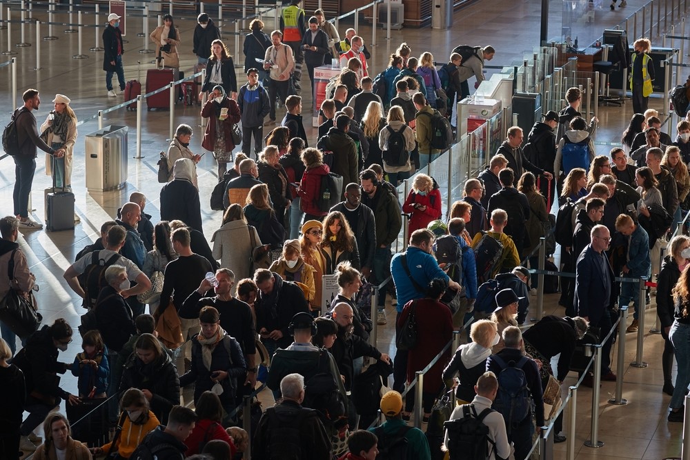 busy-berlin-airport-PeterGudella-SS.jpeg