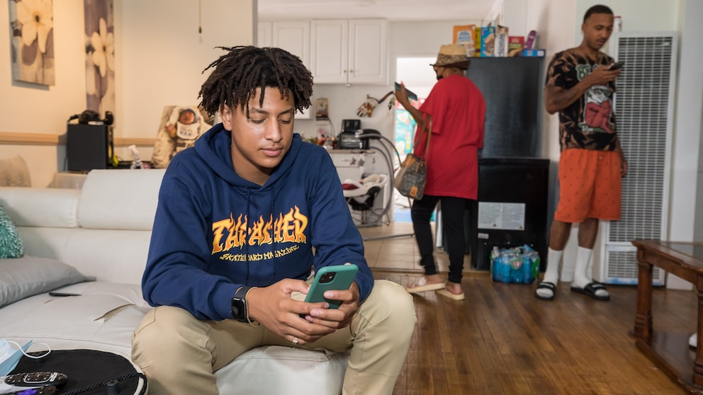 Teens discuss how social media reshapes childhood in FX docuseries