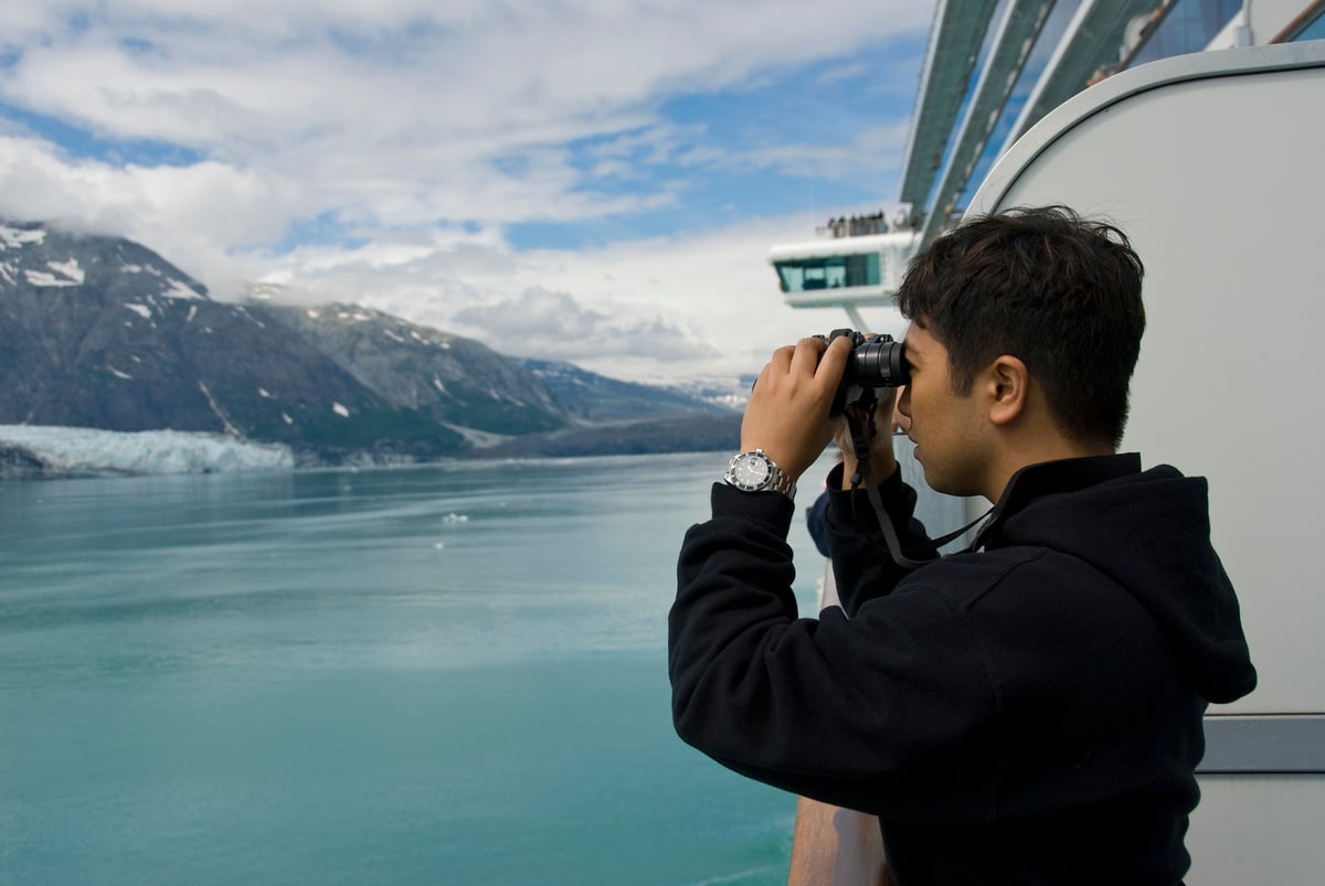 Person_using_binoculars_on_cruise_ship_GdSIfWH.jpeg