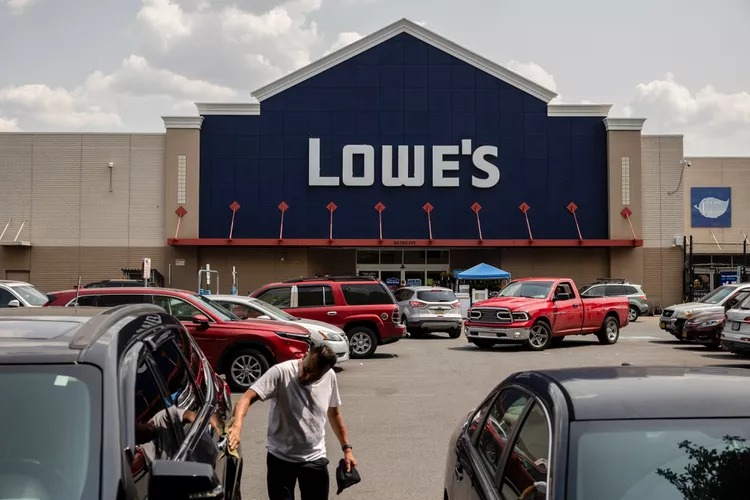 Lowe’s Says 2025 Sales Growth Likely as it Lays Out Financial Targets