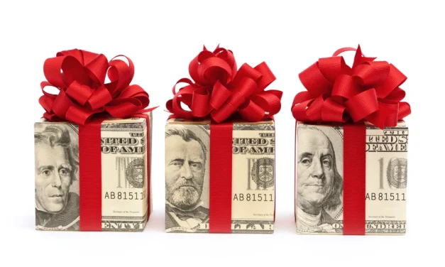 3 in 5 companies plan to award holiday bonuses this year