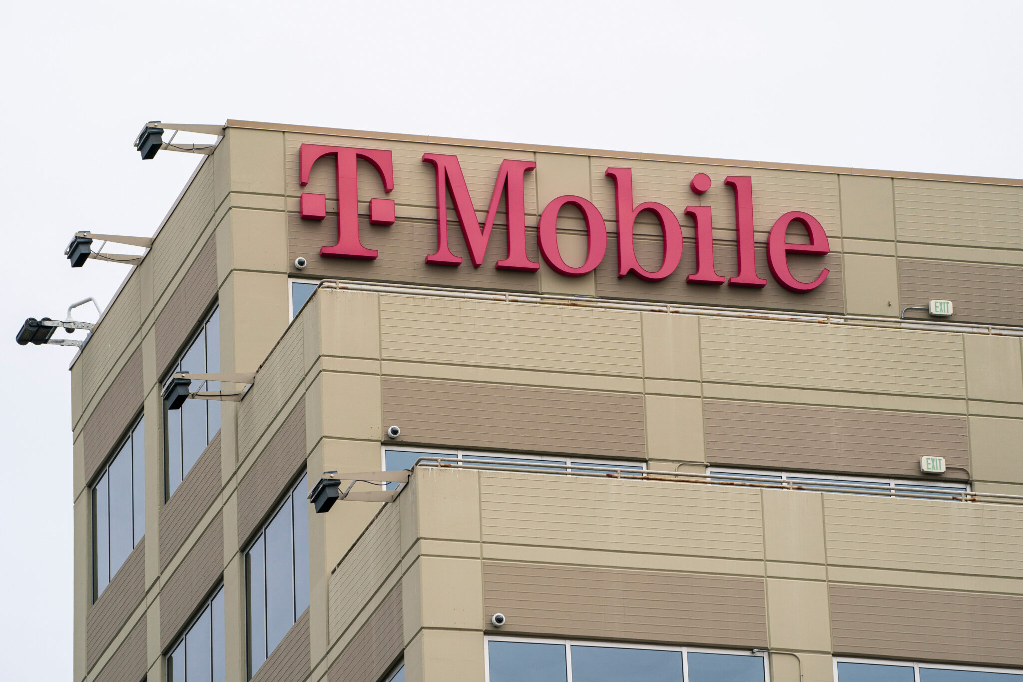 t-mobile-headquarters-in-bellevue-washington-bloomberg-2048×1365-1.jpeg