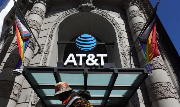 AT&T aims to draw customers with service guarantee