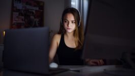 bored-young-girl-with-computer-sitting-indoors-online-chatting-concept-1024×683-1.jpeg