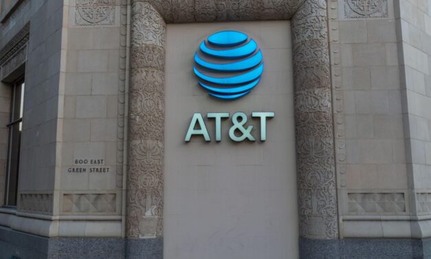 AT&T CEO relishes cable’s broadband squeeze