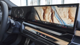 bmw-i5-edrive40-touchscreen.jpg