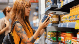 A_grocery_shopper_reads_a_label.png