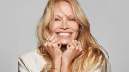 1280-Pamela-Anderson-wearing-Pandora-jewelry-credit-Pandora-20260506135315.jpg