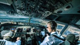 Boeing_737_cockpit_during_flight.jpg