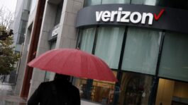 Verizon mobile service restored after outage for thousands of customers 108225675-1763063273944-gettyimages-2246554747-_73a9943_rypsalje