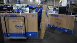 4bdd04-20260828-a-best-buy-employee-unloads-televisions-2000