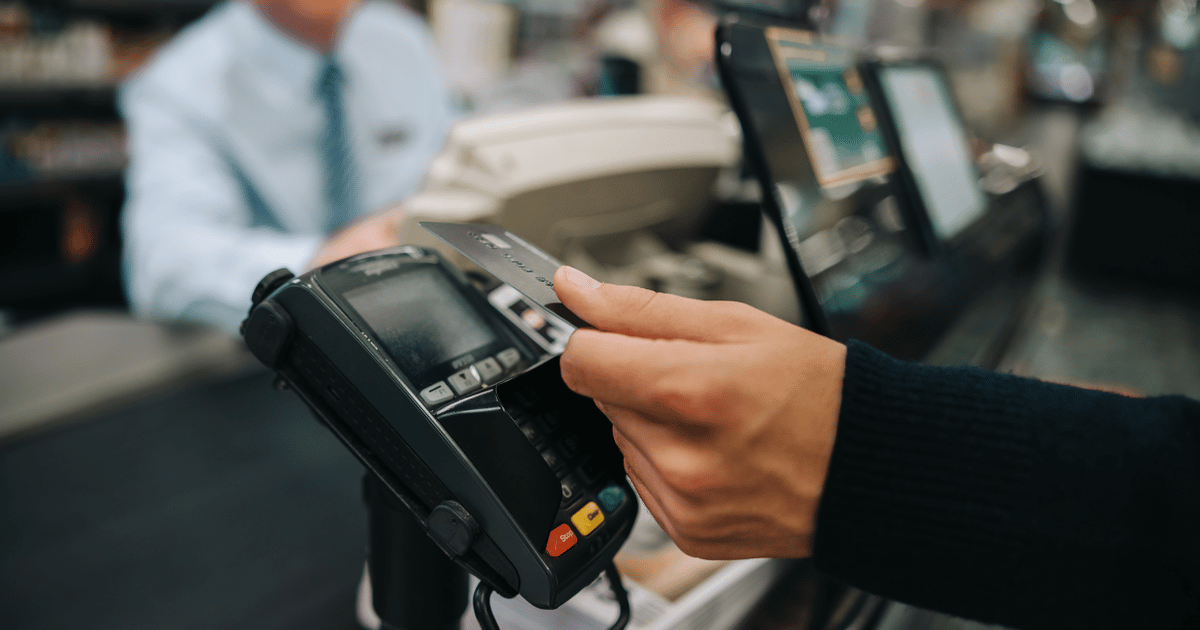 More shoppers using savings, credit cards to buy groceries: report