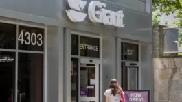 Giant Food introduces in-store Savings Stations | Grocery Dive Z3M6Ly9kaXZlc2l0ZS1zdG9yYWdlL2RpdmVpbWFnZS9HZXR0eUltYWdlcy0xNDU2NjA2ODc1LmpwZw