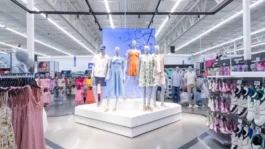 Walmart goes all in on boho style with new private label | Retail Dive Z3M6Ly9kaXZlc2l0ZS1zdG9yYWdlL2RpdmVpbWFnZS9jeXByZXNzLXRleGFzLXN1cGVyY2VudGVyLWZhc2hpb24tZGlzcGxheS5qcGc