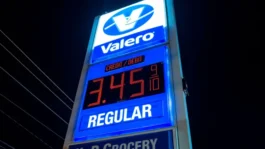 What a fuel price spike really does to the grocery basket | Grocery Dive Z3M6Ly9kaXZlc2l0ZS1zdG9yYWdlL2RpdmVpbWFnZS9nYXNfcHJpY2VzX2Z1ZWxfY29zdHMuanBn
