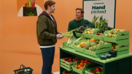 How Men Became Grocery’s Unsung Power Buyers - The Packer urlhttps3A2F2Fk1-prod-farm-journal.s3.us-east-2.amazonaws.com2Fbrightspot2Fd92Fe92Ff55f523c4ac5b69e827944a849ef2Fantoni-with-male-shopper-actor-2