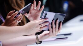 Samsung tries to draw iPhone users to its foldables amid Apple entry 108360225-1788938251624-gettyimages-2286645336-UK_SAMSUNG