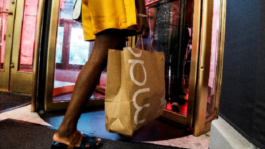 macys-raises-forecasts-luxury-brands-retail - coloradobiz Reuters-9.10.26-2-650x400-1