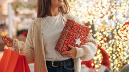 Womanwithbagsinfrontoftree
