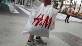 Sustainable fast fashion: paradox or possibility? | ESG Dive Z3M6Ly9kaXZlc2l0ZS1zdG9yYWdlL2RpdmVpbWFnZS9HZXR0eUltYWdlcy05MDMwMjgxOTguanBn