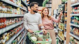couple-shopping-in-supermarket