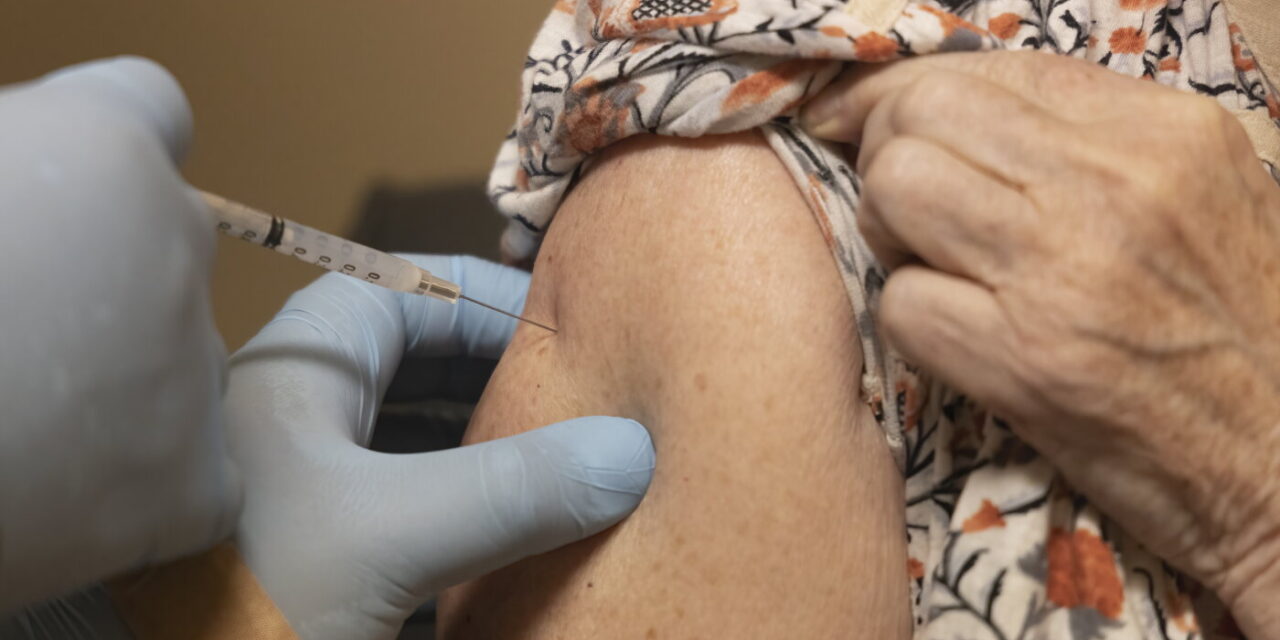 Independent vaccine recommendations issued for COVID, flu and RSV : NPR