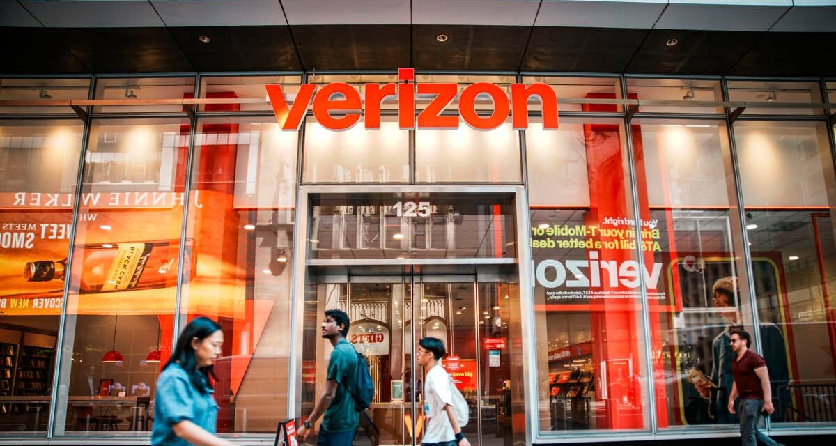 Verizon walks back a pricing promise for customers – TheStreet
